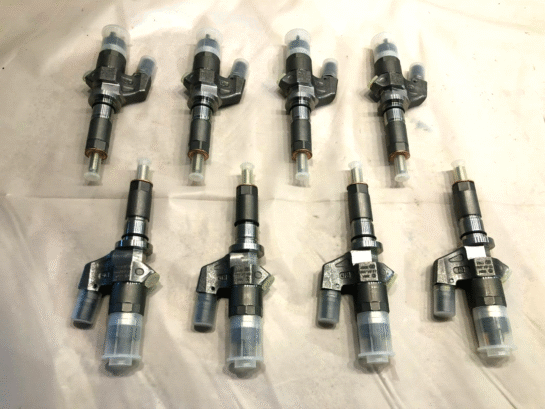 SET of 8 2001-04½ DURAMAX Chevy LB7 6.6L Fuel Injectors 97208074 OEM 0986435502 - 2090$ Picture 1 of 5