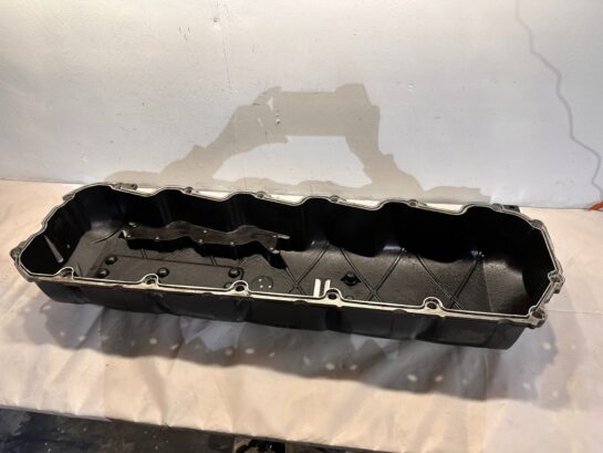 2015 2016 PACCAR MX-13 Valve Cover Diesel Engine 1885471 OEM - 400$ Picture 1 of 4 Picture 2 of 4 Picture 3 of 4