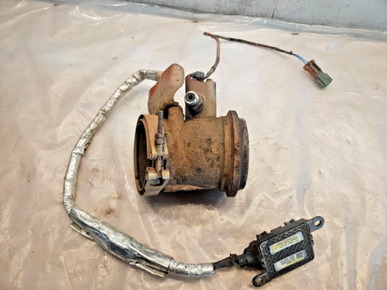 Cummins ISX12 Diesel Engine NOx Sensor 4326870 OEM 3686708 with Fuel Doser - 375$ Picture 1 of 3 Picture 2 of 3 Picture 3 of 3