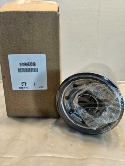 New John Deere 8983020750R Engine Oil Filter Element Cross p/n 8983758600 OEM - 65$ Picture 1 of 3