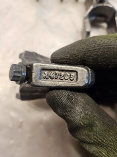 Set of 6 Detroit DD15 Engine Injector Hold Down Clamp w/ Bolt A47206 - 140$ Picture 1 of 3 Picture 2 of 3