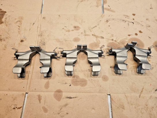 Set of 6 Cummins ISX15 Engine Fuel Injector Hold Down Clamps 3685567 OEM - 120$ Picture 1 of 2 Picture 2 of 2