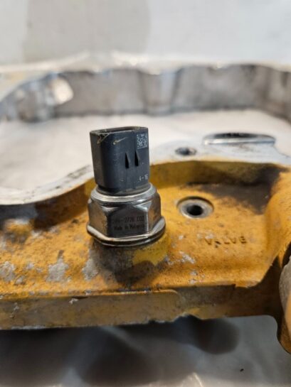 Caterpillar CAT C15 Diesel Engine Rocker arm Housing 2312816 OEM - 500$ Picture 1 of 6 Picture 2 of 6