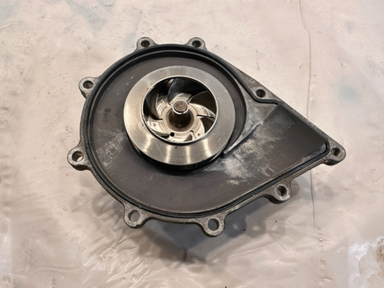 DETROIT DIESEL DD15 Engine Water Pump A472 200 04 01 A4722000401 OEM - 130$ Picture 1 of 4