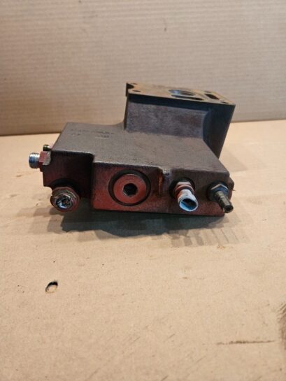 2012 Cummins ISX15 Diesel Engine Lower Thermostat Housing OEM 3686382 - 150$ Picture 1 of 4 Picture 2 of 4 Picture 3 of 4