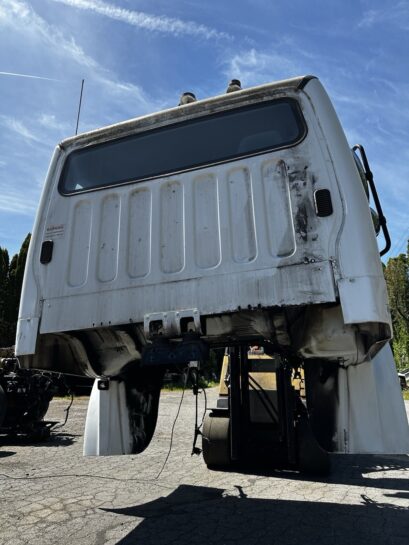 2004 FREIGHTLINER M2 106 CAB ASSEMBLY DAYCAB (Driver door missing) - 2750$ Picture 1 of 6