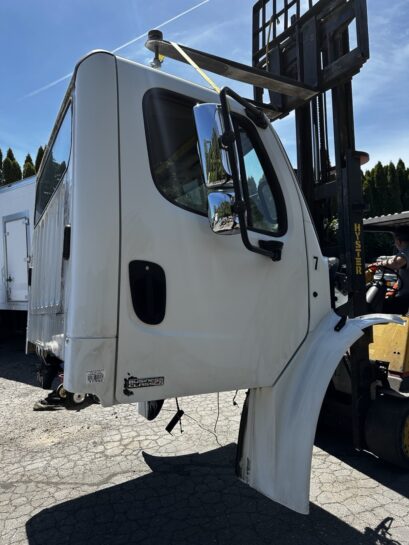 2004 FREIGHTLINER M2 106 CAB ASSEMBLY DAYCAB (Driver door missing) - 2750$ Picture 1 of 6 Picture 2 of 6
