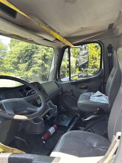 2004 FREIGHTLINER M2 106 CAB ASSEMBLY DAYCAB (Driver door missing) - 2750$ Picture 1 of 6 Picture 2 of 6 Picture 3 of 6