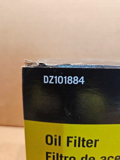 NEW JOHN DEERE DZ101884 OIL FILTER WITH GASKET OEM - 25$ Picture 1 of 3