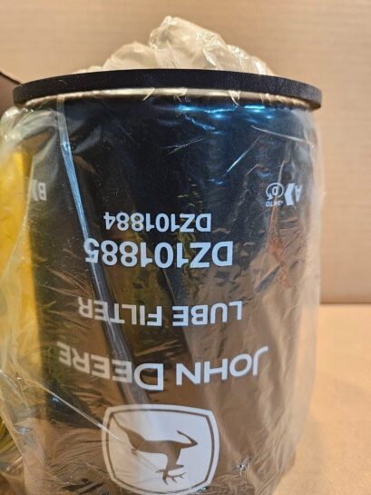 NEW JOHN DEERE DZ101884 OIL FILTER WITH GASKET OEM - 25$ Picture 1 of 3 Picture 2 of 3