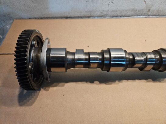 CUMMINS ISX12 ISX 11.9l Diesel Engine Camshaft 4312001 with gear OEM - 1650$ Picture 1 of 9