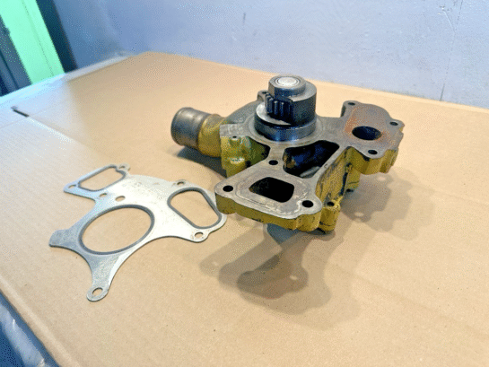 2019 Caterpillar CAT 4.4 Water Pump 380-1659 and Gasket 353-8578 OEM - 295$ Picture 1 of 4