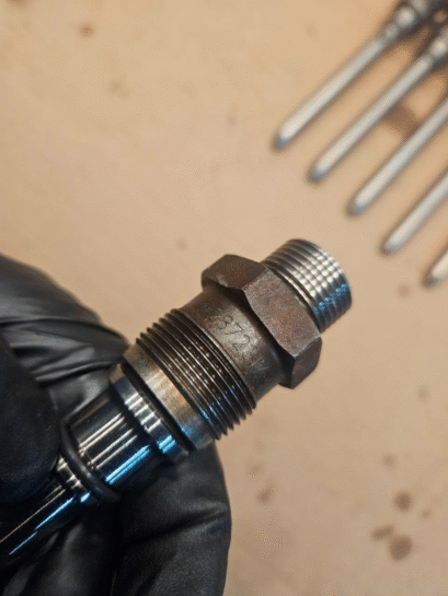 Set of 6 Cummins ISX12 Diesel Engine fuel connectors Tubes and nuts 2872317 OEM - 180$ Picture 1 of 5 Picture 2 of 5 Picture 3 of 5