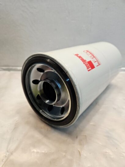 Fleetguard Genuine Oil Lube Spin on Filter LF670 Cummins 3889310 - 30$ Picture 1 of 2 Picture 2 of 2