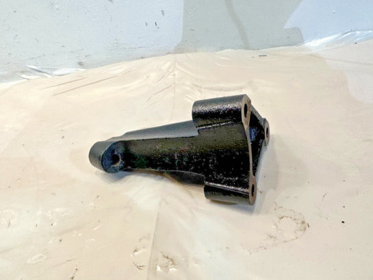 DETROIT DIESEL DD15 RADIATOR MOUNTING SUPPORT BRACKET A4722030240 OEM - 40$ Picture 1 of 3