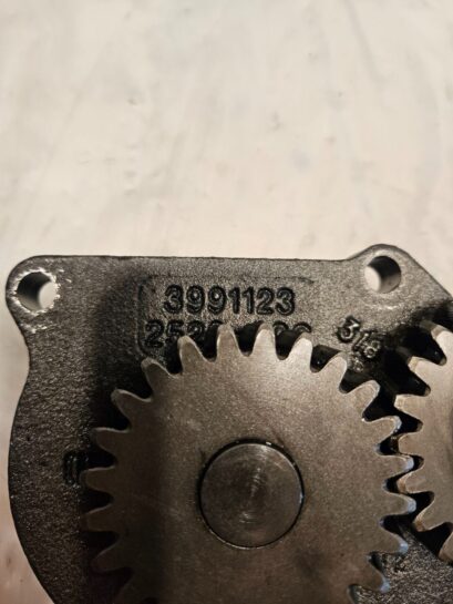 Cummins ISL 8.3L ISC 8.9L diesel engine oil pump 3991123 OEM - 130$ Picture 1 of 4 Picture 2 of 4