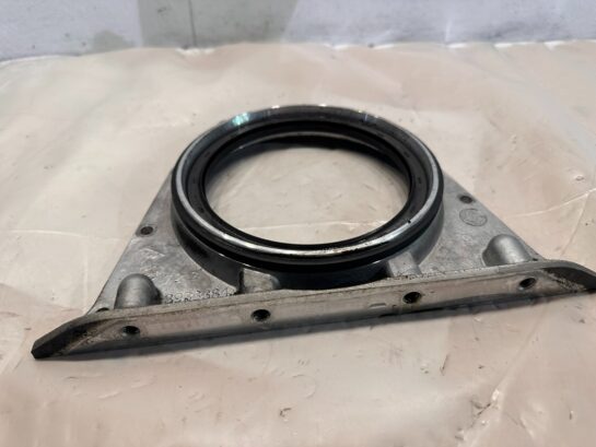 Cummins 8.3L 8.9L ISL ISC Rear Main Seal Diesel Engine Cover 3933384 OEM - 70$ Picture 1 of 3 Picture 2 of 3