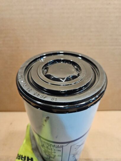 New Genuine Volvo Oil Filter 21707132 - 38$ Picture 1 of 2