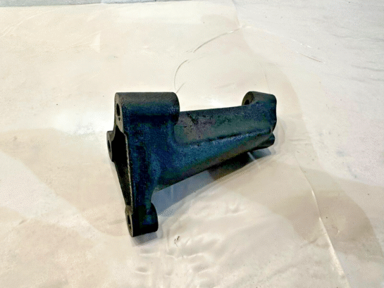 DETROIT DIESEL DD15 RADIATOR MOUNTING SUPPORT BRACKET A4722030240 OEM - 40$ Picture 1 of 4