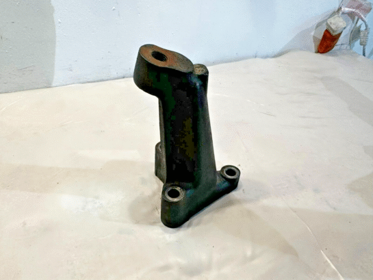 DETROIT DIESEL DD15 RADIATOR MOUNTING SUPPORT BRACKET A4722030240 OEM - 40$ Picture 1 of 4 Picture 2 of 4