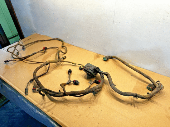 2006 CAT C15 Diesel Engine Wiring Harness Caterpillar 263-9001 OEM 2639001 - 470$ Picture 1 of 3