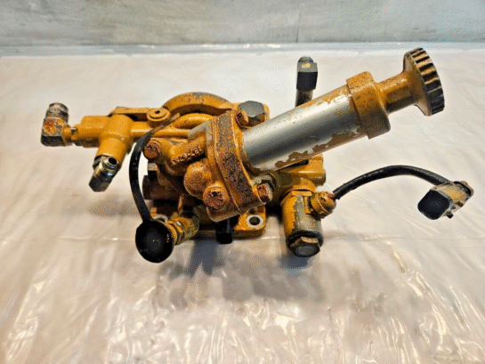 CAT C15 ACERT CATERPILLAR Engine Diesel Fuel Filter Head 294-7345 OEM - 420$ Picture 1 of 5 Picture 2 of 5