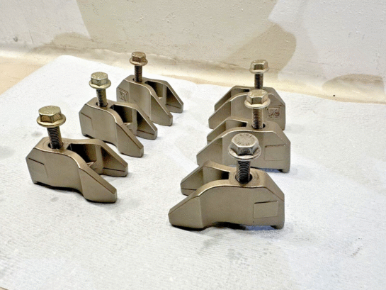 Set of 6 Paccar MX13 fuel injectors hold down clamps 1791123 OEM - 90$ Picture 1 of 3 Picture 2 of 3