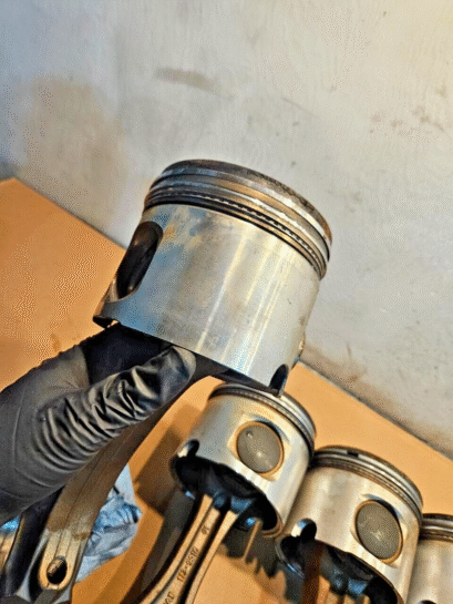 Set of 5 Caterpillar C12 Diesel Engine Pistons and Connecting Rods 113-9016 OEM - 750$ Picture 1 of 4 Picture 2 of 4