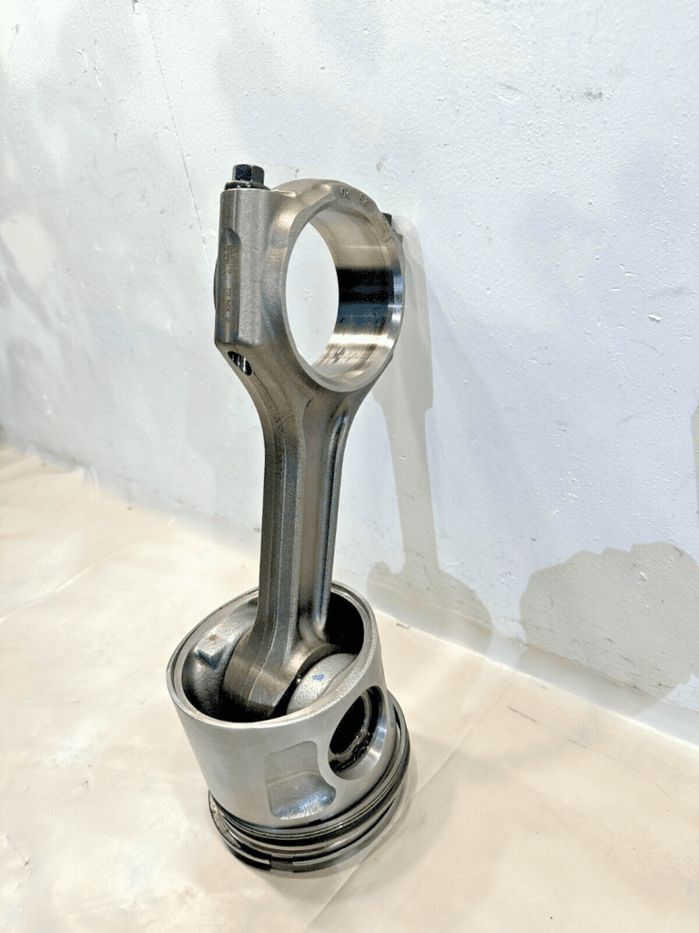 2017 Cummins ISL, ISC 8.3l DIESEL ENGINE PISTON 5302848 and ROD 5289332 ...