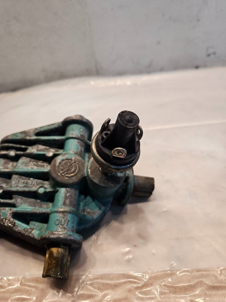 Detroit Diesel 4-71 Engine Secondary Fuel Filter Housing 5148171 OEM - 99$ Picture 1 of 5 Picture 2 of 5 Picture 3 of 5 Picture 4 of 5