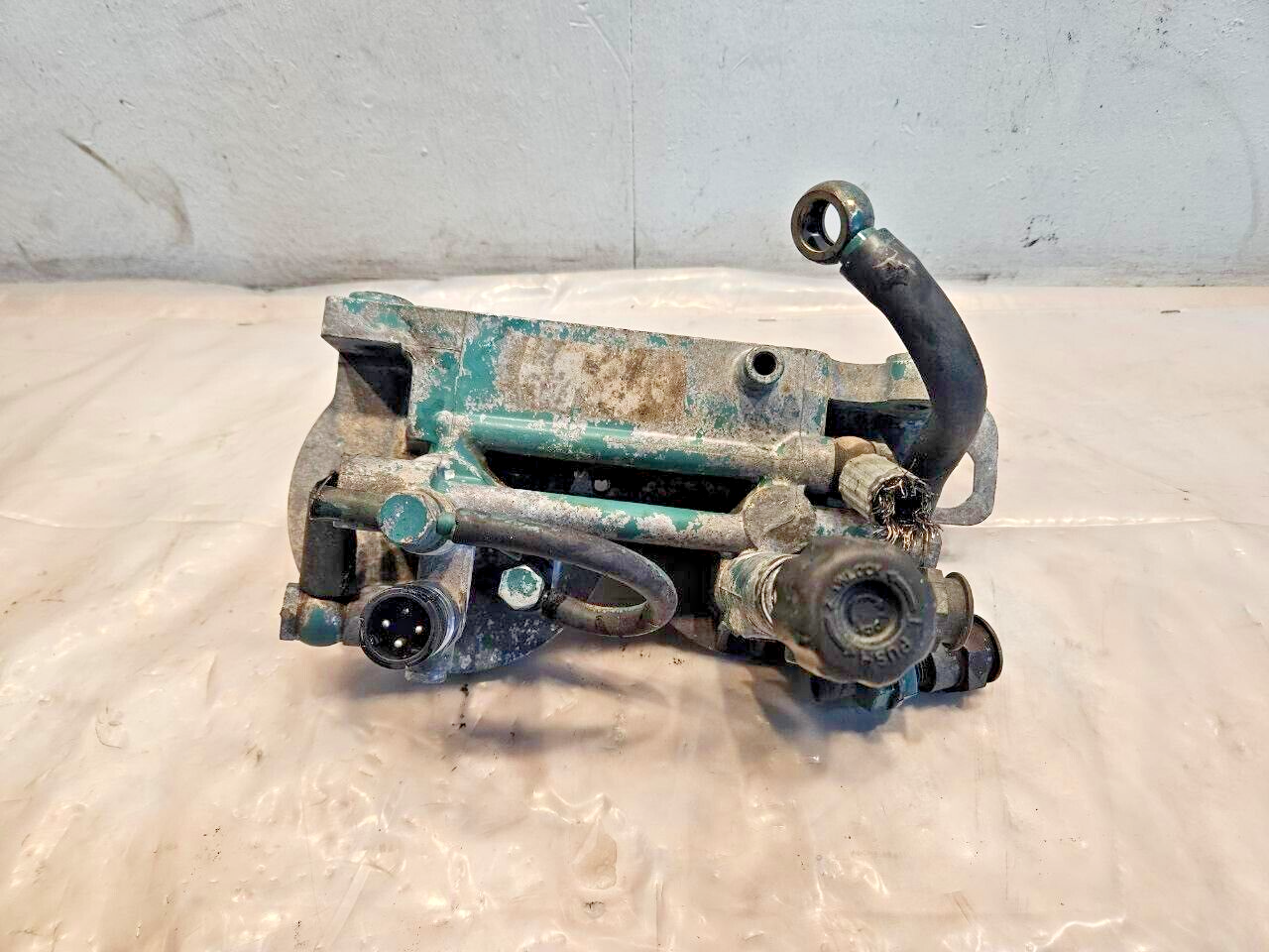 Volvo D11 D12 D13 D16 Diesel Engine Fuel Filter Housing 22035817 OEM - 220.5$ Picture 1 of 5 Picture 2 of 5 Picture 3 of 5