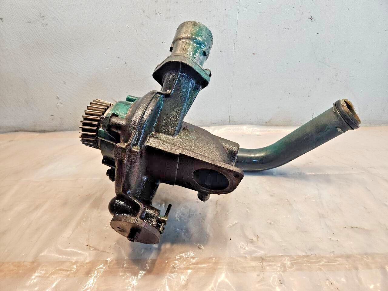 2006 VOLVO D12 DIESEL ENGINE WATER PUMP & HOUSING ASSEMBLY 20714198 OEM - 247.5$ Picture 1 of 8 Picture 2 of 8 Picture 3 of 8