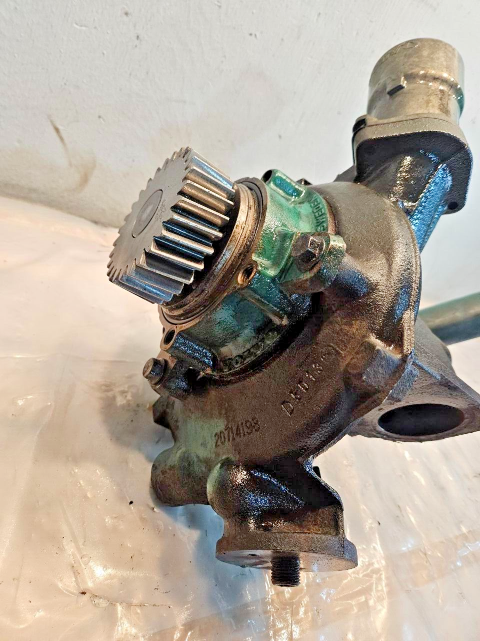 2006 VOLVO D12 DIESEL ENGINE WATER PUMP & HOUSING ASSEMBLY 20714198 OEM - 247.5$ Picture 1 of 8 Picture 2 of 8 Picture 3 of 8 Picture 4 of 8
