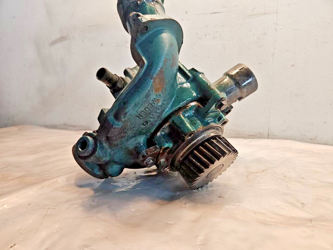 2006 VOLVO D12 DIESEL ENGINE WATER PUMP & HOUSING ASSEMBLY 20714198 OEM - 247.5$ Picture 1 of 8
