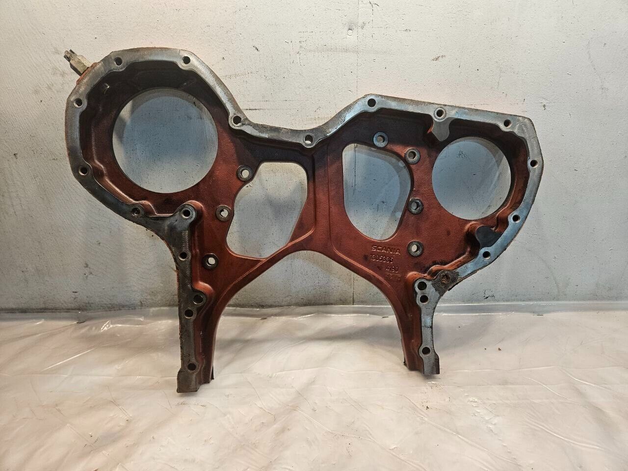 Scania DSC1123 Diesel Engine Timing Cover Plate 1305335 OEM - 175.5$ Picture 1 of 5 Picture 2 of 5
