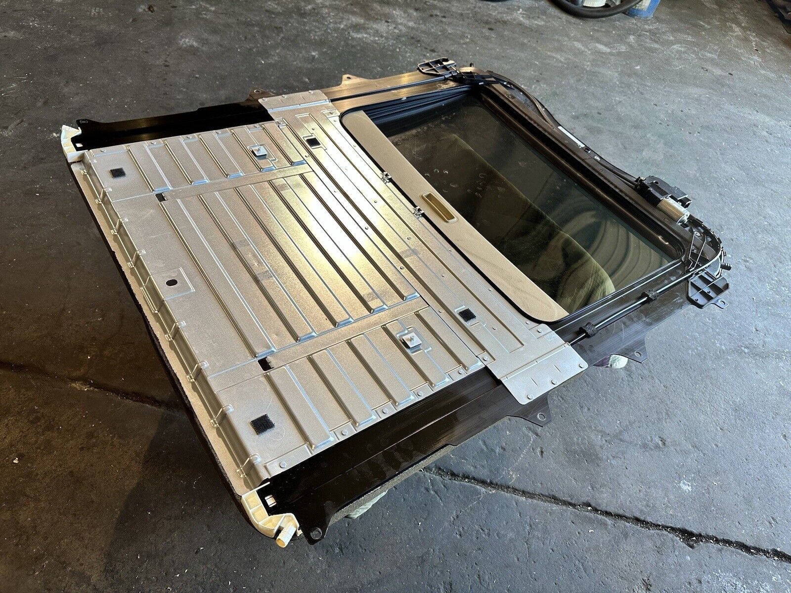 07-13 Mercedes W221 S400 S550 S63 AMG Sunroof Sun Roof Glass Frame Track OEM