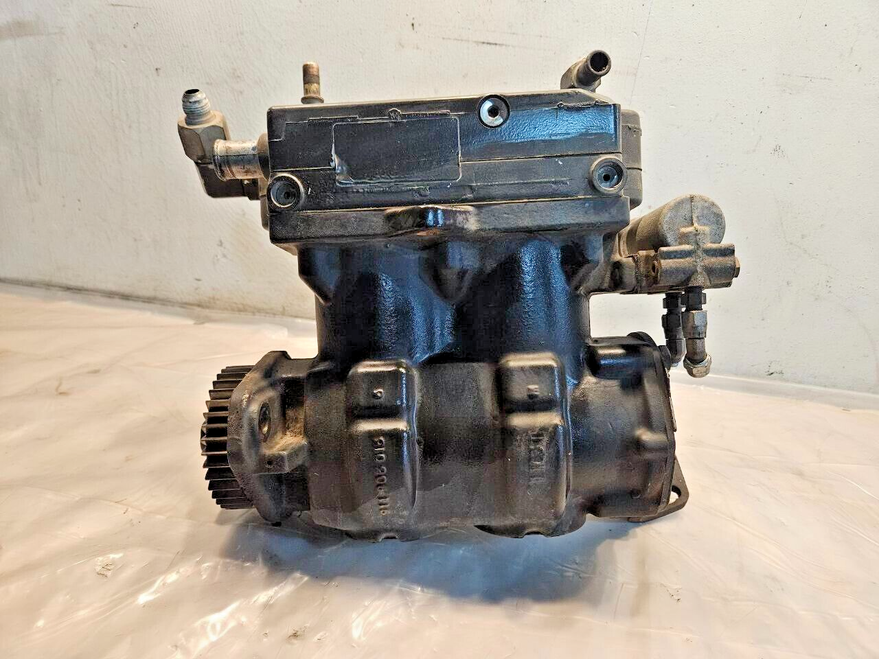 2014 - 2016 Cummins ISB QSB Wabco Air Brake Compressor 911 515 808 6 OEM 5286962 - 1890$ Picture 1 of 8