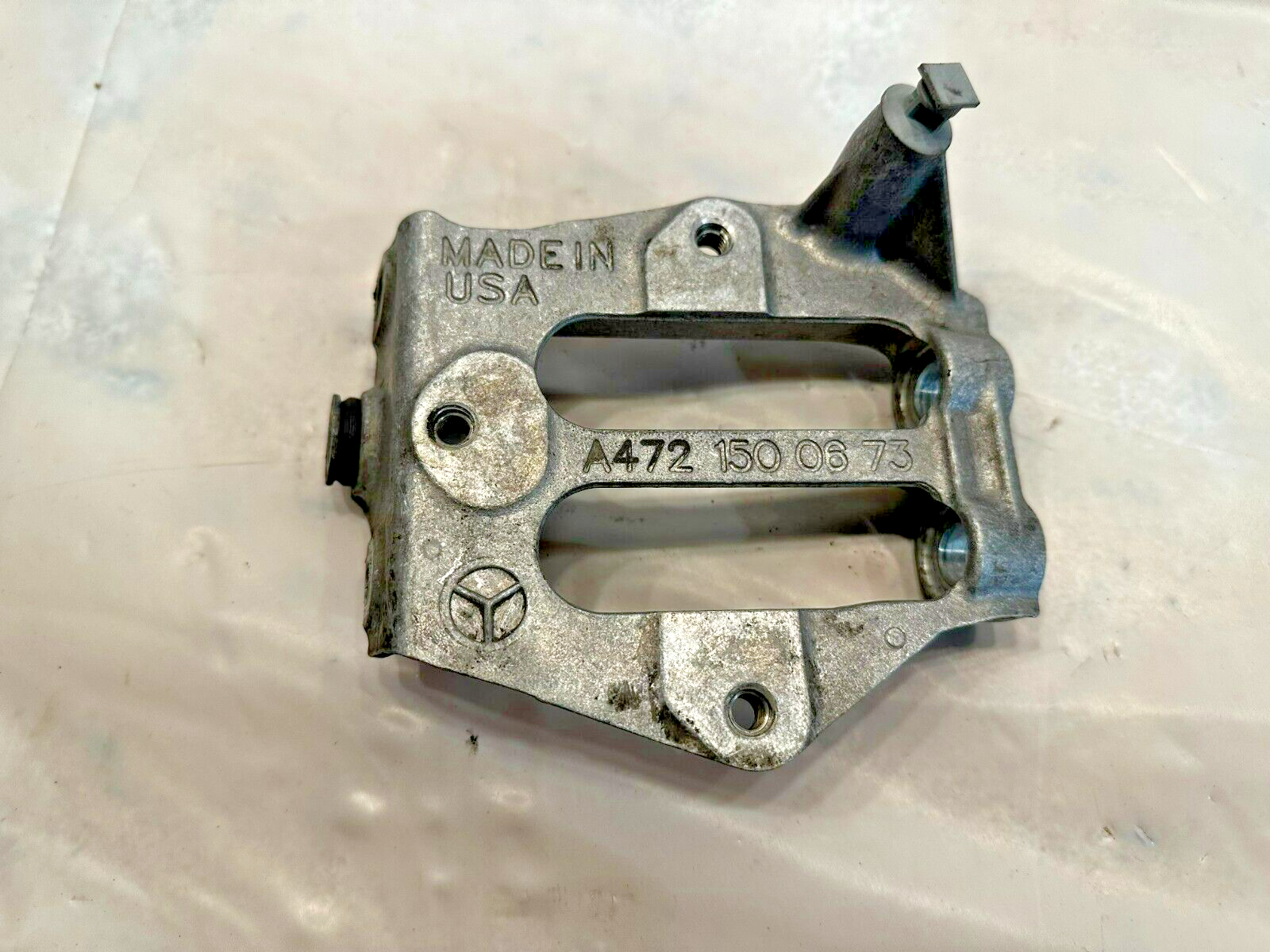 DETROIT DIESEL DD15 ENGINE MOUNTING SUPPORT BRACKET A4721500673 OEM