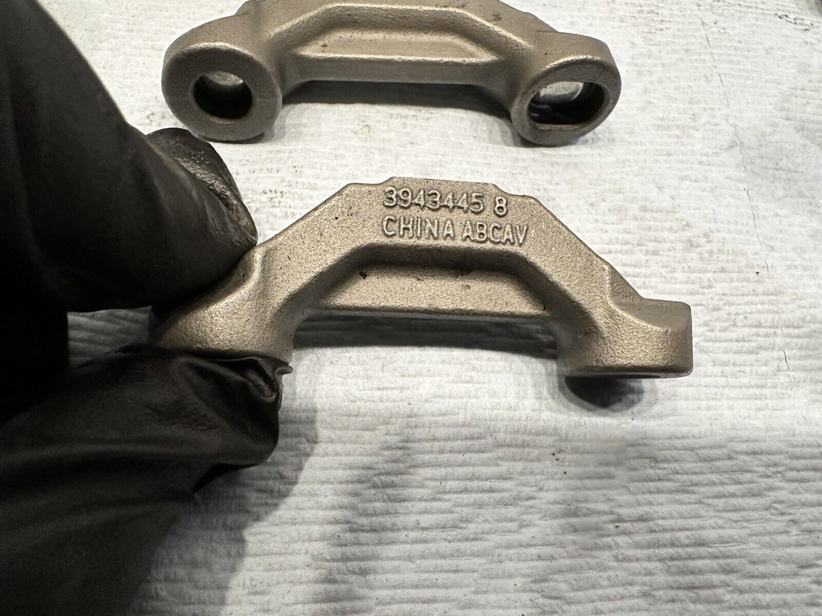 Set of 12 Cummins ISL ISC 8.3 8.9 diesel engine crosshead valves 3943445 OEM - 76.5$ Picture 1 of 4 Picture 2 of 4