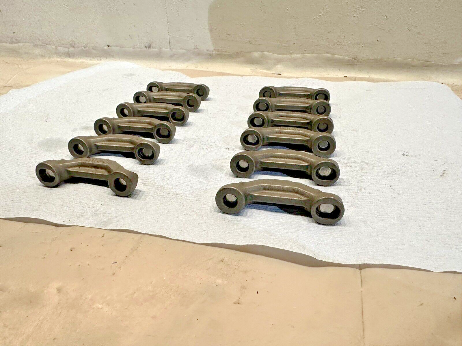 Set of 12 Cummins ISL ISC 8.3 8.9 diesel engine crosshead valves 3943445 OEM - 76.5$ Picture 1 of 4 Picture 2 of 4 Picture 3 of 4