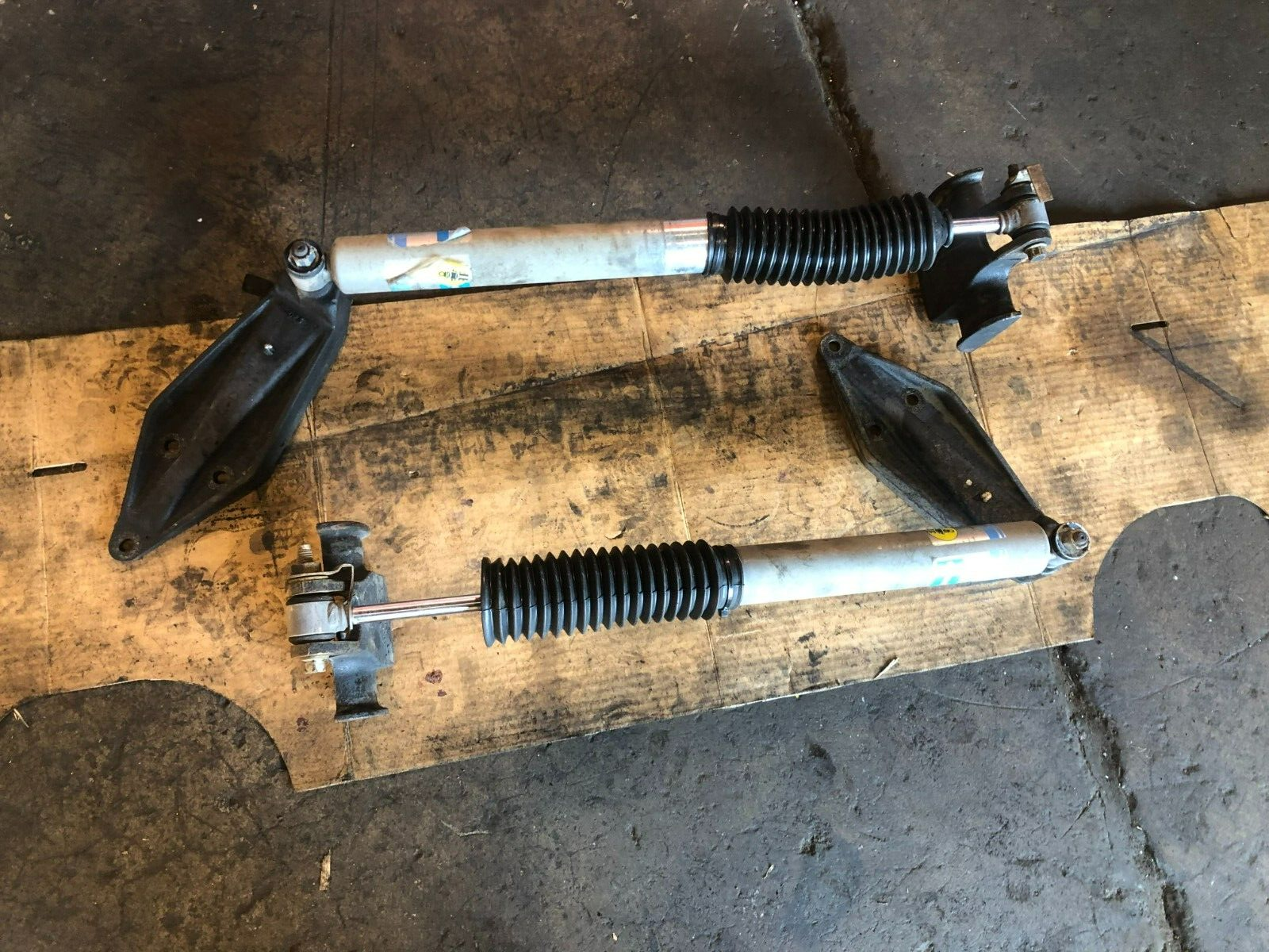 Set of 2 Bilstein 33-185545 Front Shock Absorbers for F-250/F-350 Super Duty