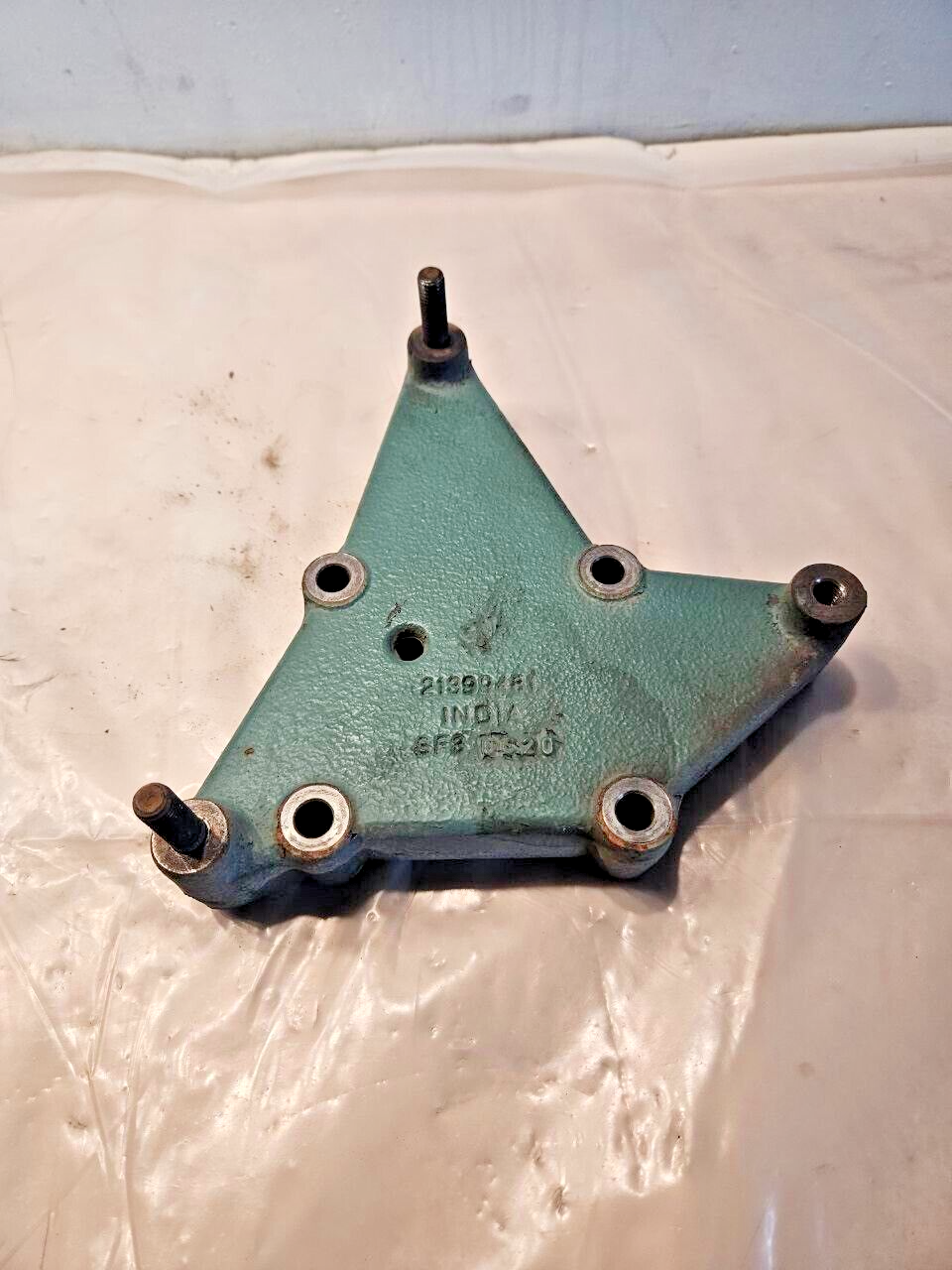 2016 VOLVO D13 DIESEL ENGINE FAN CLUTCH BRACKET 21399481 OEM