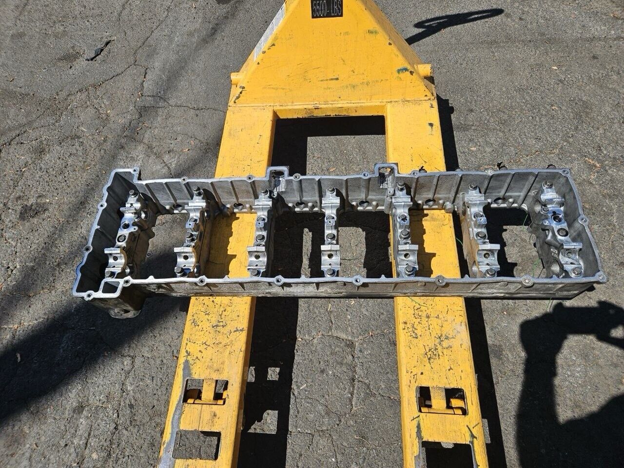 DETROIT DIESEL DD15 ENGINE ROCKER BOX HOUSING A4720510202 OEM