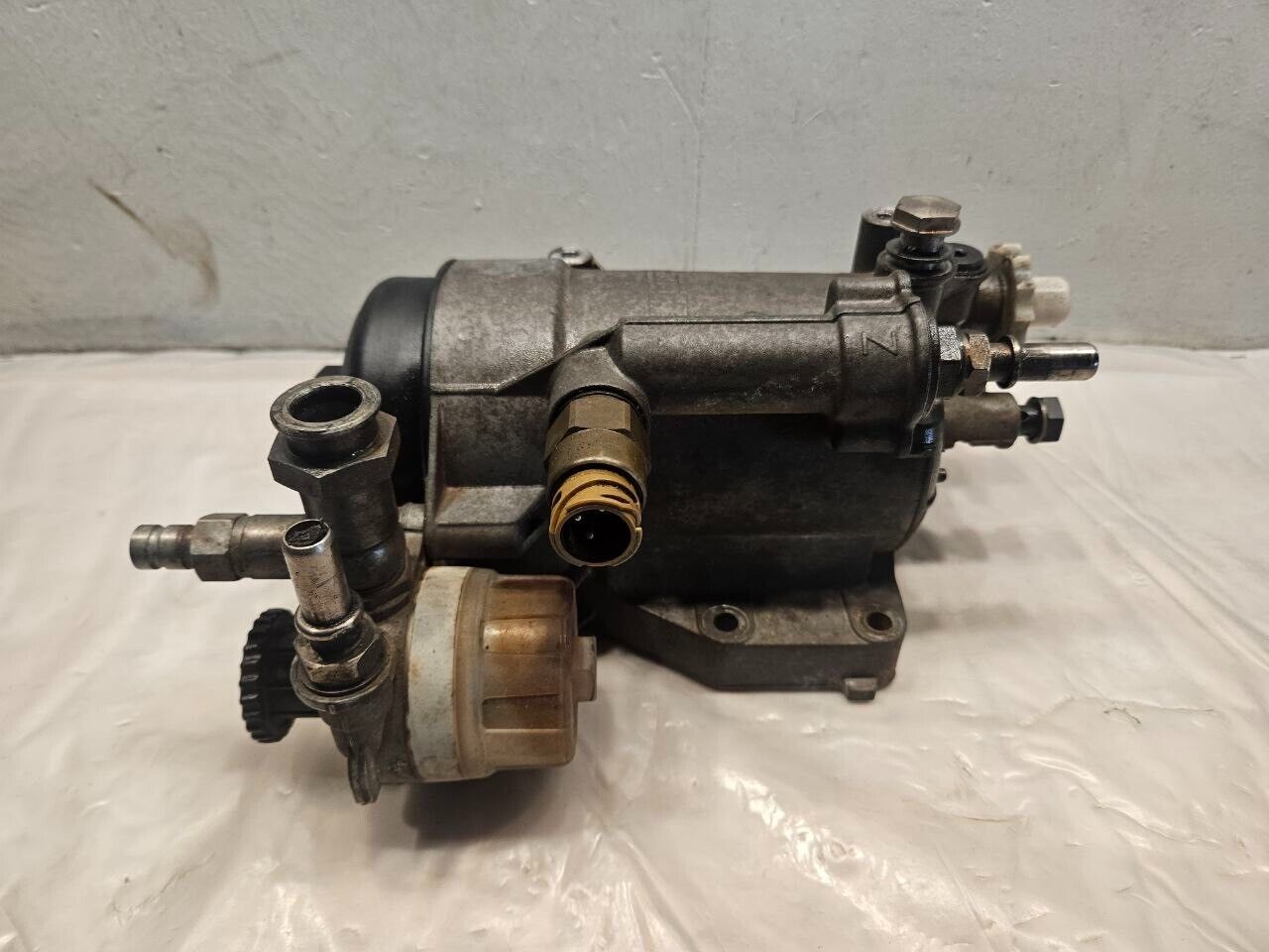 2013 INTERNATIONAL MAXXFORCE 13 DIESEL ENGINE FUEL FILTER HOUSING 3007378C91 OEM - 230$ Picture 1 of 6 Picture 2 of 6 Picture 3 of 6 Picture 4 of 6 Picture 5 of 6