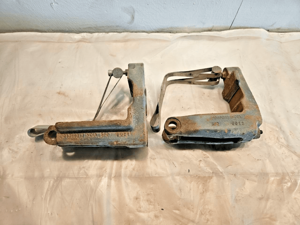 Set of 2 VOLVO D13 12.8L DIESEL ENGINE EGR COOLER MOUNTING BRACKETS ...