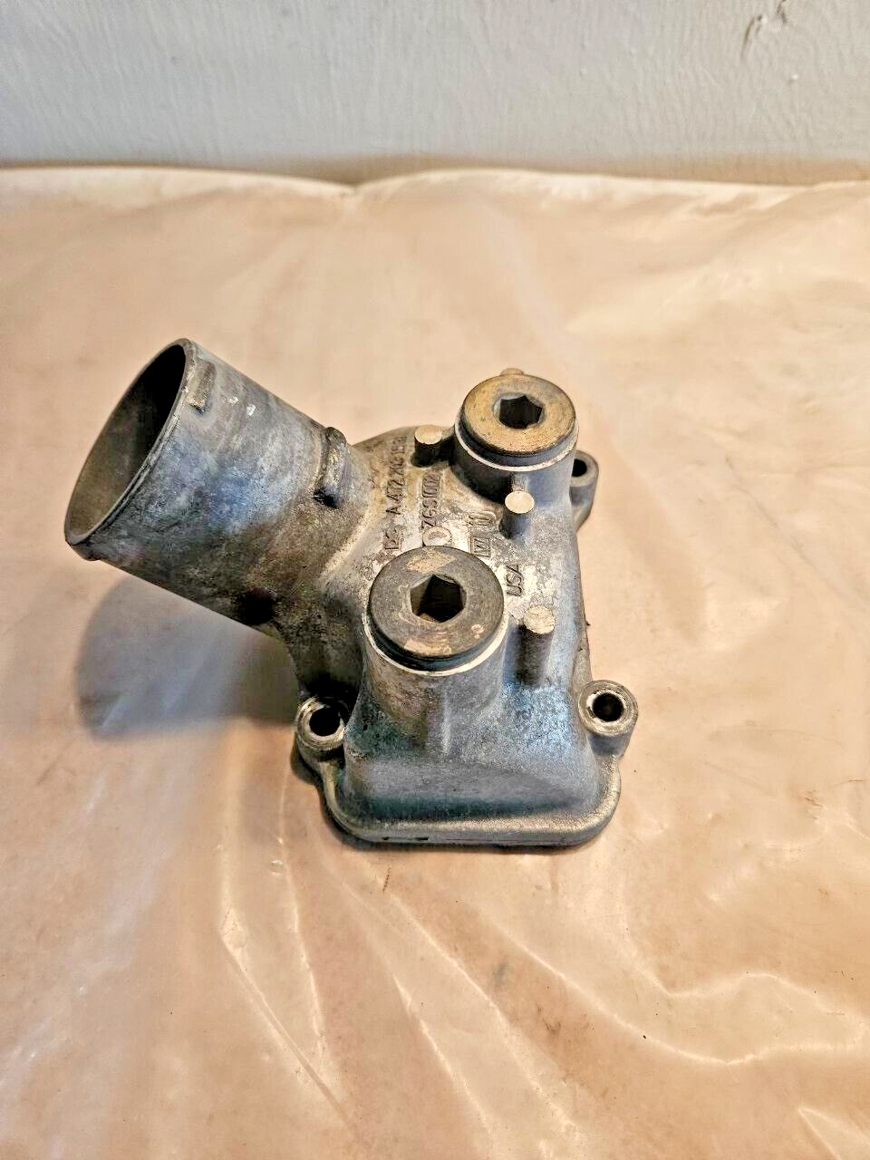 DETROIT DIESEL DD15 ENGINE THERMOSTAT OUTLET WATER ELBOW A4722031531 OEM