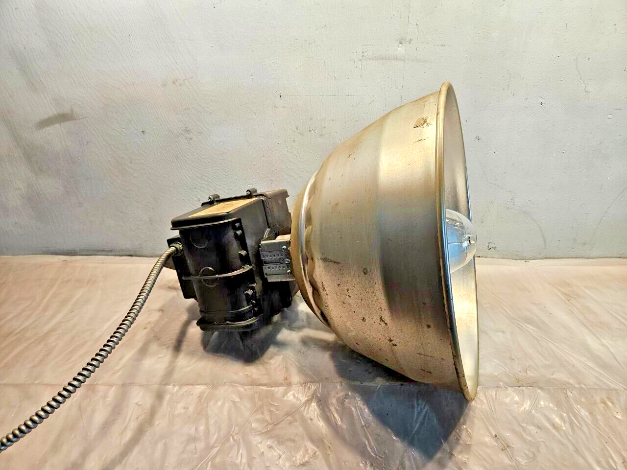 Industrial Warehouse 20000Lum 400W High-Bay Light Fixture M-59 Lamp Set up - 270$ Picture 1 of 6 Picture 2 of 6