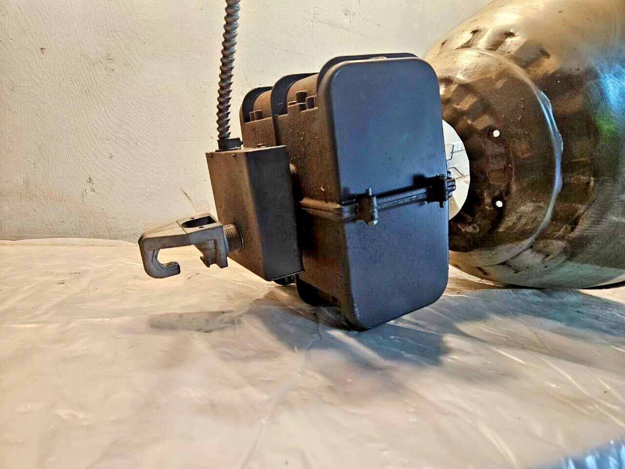 Industrial Warehouse 20000Lum 400W High-Bay Light Fixture M-59 Lamp Set up - 270$ Picture 1 of 6 Picture 2 of 6 Picture 3 of 6 Picture 4 of 6 Picture 5 of 6 Picture 6 of 6